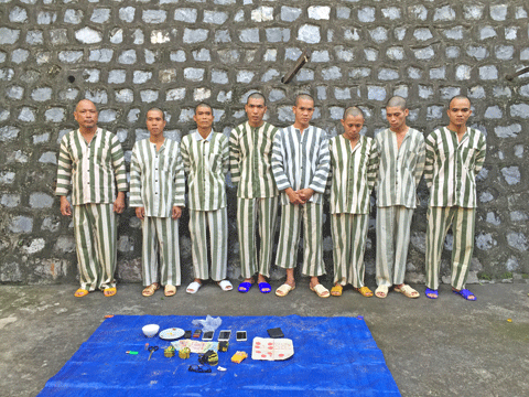 Các đối tượng đánh bạc và tang vật. Ảnh: Nguyệt My