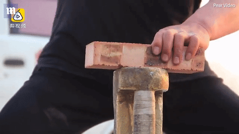 'Thiết thủ' trổ tài chặt viên gạch thành 4 mảnh