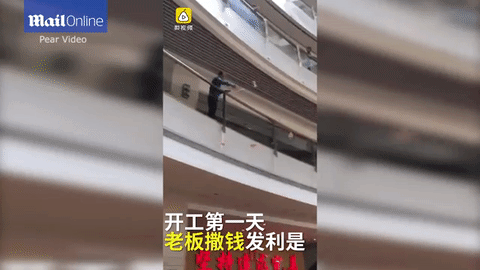 Phản cảm cảnh sếp đứng trên cao, tung tiền mừng tuổi