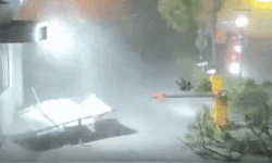 Gió đẩy máy bay, xé toạc biển hiệu trong cơn bão khiến 110 người thương vong ở Trung Quốc