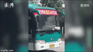 Bé trai 9 tuổi ‘cướp’ xe buýt lái đi chơi suốt 40 phút