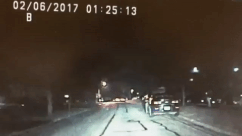 Cảnh thiên thạch phát ra ánh sáng xanh khi lao xuống Trái đất.