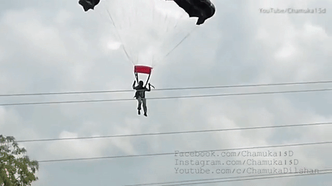 Nữ quân nhân nhảy dù trúng dây điện vẫn sống sót thần kì