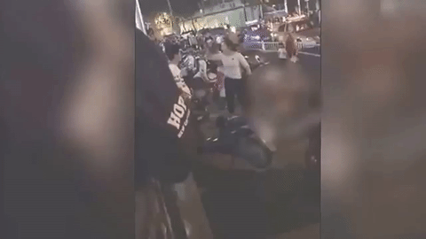 Cô gái trẻ vừa chỉ tay vừa mắng bạn trai thậm tệ. Ảnh cắt từ clip.