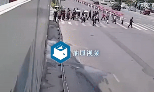 Khoảnh khắc tài xế lao xe vào người qua đường.