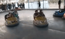 Chiến binh Taliban chơi xe đụng, đu quay trong công viên ở Kabul