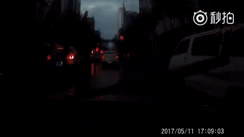 Thót tim cảnh sét đánh giữa đường, tóe lửa như pháo hoa