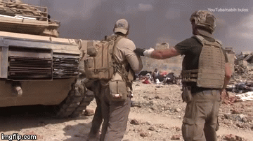 Cựu binh Mỹ liều mình hứng đạn của IS để cứu bé gái 5 tuổi