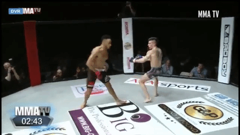 Võ sĩ kiêu căng bị hạ knock-out vì vừa thi đấu vừa nhảy