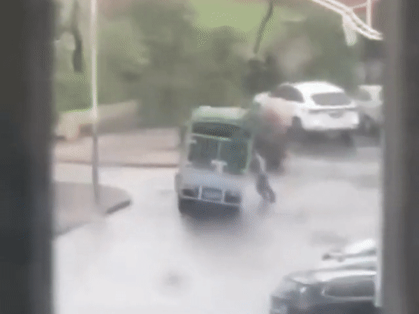 Trung Quốc hứng bão mạnh kinh hoàng, 9 người thiệt mạng