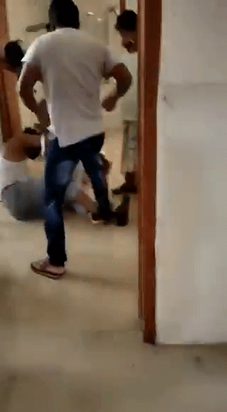 Bác sĩ Senapati bị đánh đập dã man. Bác sĩ Senapati bị đánh đập dã man.