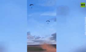 Xem lính dù Nga diễn tập đổ bộ ở Belarus giữa lúc căng thẳng với phương Tây