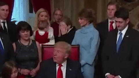 Cậu út nhà Trump chơi 'ú òa' với cháu khi cha đang làm việc