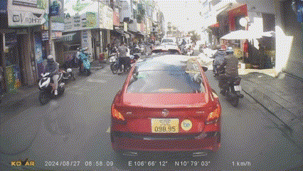 Khoảnh khắc thanh niên xăm trổ đánh người. Khoảnh khắc thanh niên xăm trổ đánh người.