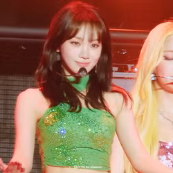 Knet mê mẩn biểu cảm mở màn "BOOMBALA" của Chaewon LE SSERAFIM