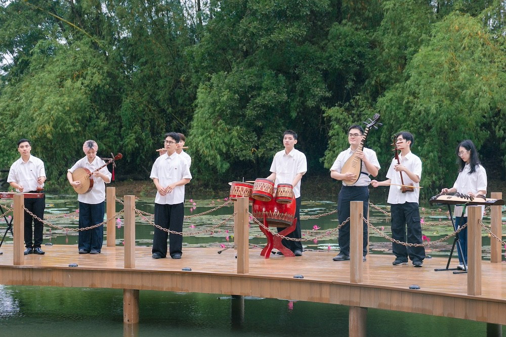 anh-2-tcbc-sinh-vien-hoa-tau-7-nhac-cu-truyen-thong-tri-an-thay-co-dip-20-11.jpg