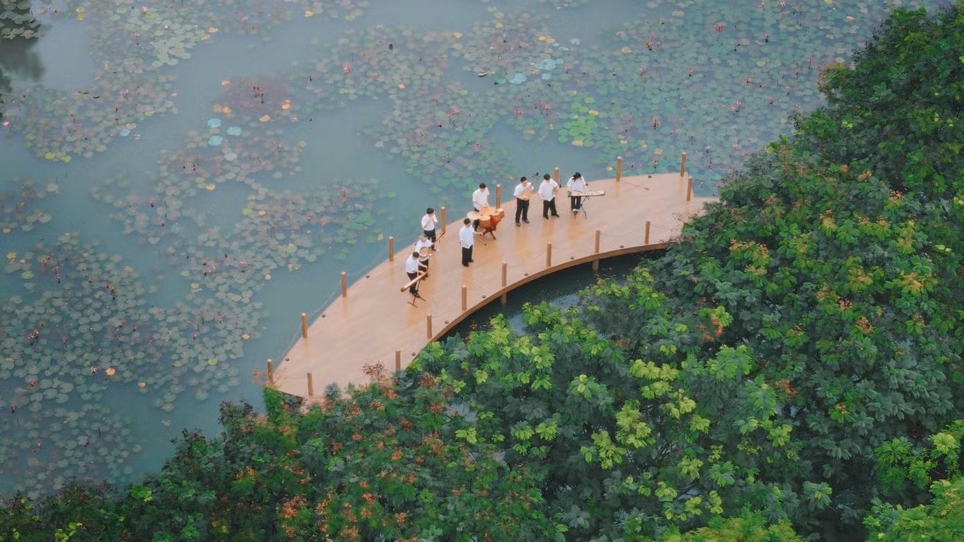 anh-1-tcbc-sinh-vien-hoa-tau-7-nhac-cu-truyen-thong-tri-an-thay-co-dip-20-11.jpg