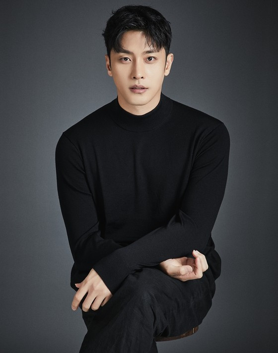 Sung Hoon vào vai một tổng thống trẻ đầu tiên được bầu, với trí tuệ thông minh, sức hút đặc biệt và khối tài sản kếch xù. Lấy bối cảnh gia đình DINK, anh sẽ tạo nên dấu ấn mạnh mẽ khi vướng vào mối quan hệ với Yeom Jeong Ah (Kim Se Hee), người luôn nỗ lực tạo ra một đứa con hoàn hảo. 165627-174317-4323.jpg