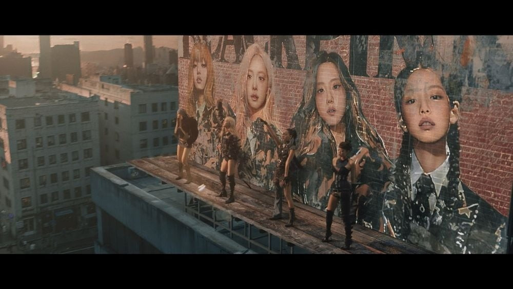 BLACKPINK hiện đang dẫn đầu bảng xếp hạng Acha của Idol Chart tuần thứ hai của tháng Bảy (14 - 20/7), với tổng điểm là 16.808, bao gồm 374 điểm về điểm nguồn âm nhạc, 9.379 điểm về điểm YouTube và 7.055 điểm về điểm mạng xã hội. Trong khi đó, album mới JUMP của BLACKPINK đã đứng đầu cả hai bảng xếp hạng Billboard Global 200 và Billboard Global Excl. U.S. Với thành tích này, BLACKPINK đã giành vị trí số 1 lần thứ ba trên Billboard Global 200 và lần thứ tư trên Billboard Global, trở thành nhóm nhạc nữ K-pop đầu tiên và có nhiều album được thu âm nhất làm được điều này trên cả hai bảng xếp hạng cùng một lúc. Các thành viên BLACKPINK đang thực hiện chuyến lưu diễn vòng quanh thế giới của nhóm DEADLINE, trải dài tổng cộng 16 thành phố và 31 buổi diễn. za410982851.jpg