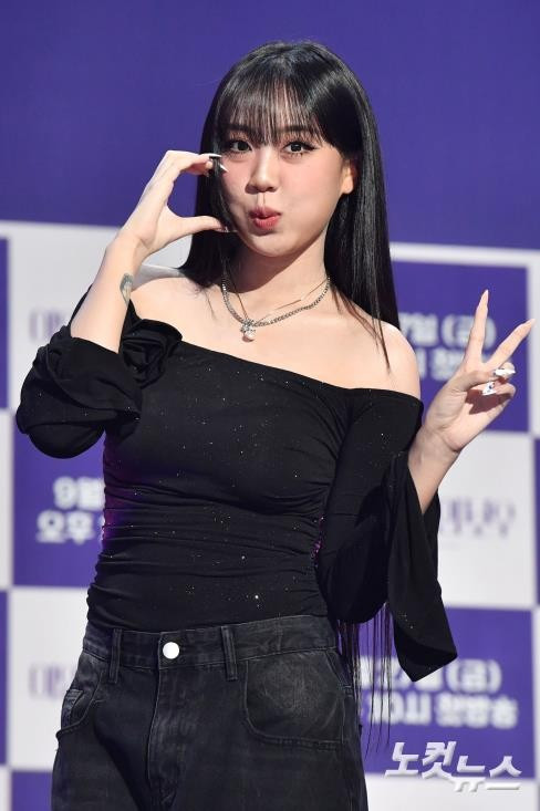 Lee Young Ji lần đầu tiên được công chúng biết đến vào năm 2019 thông qua chương trình sống còn 'High School Rapper' mùa 3 của Mnet. Sau đó, cô đã chứng minh được tài năng của mình bằng chiến thắng 'Show Me the Money 11'. Gần đây, cô cũng tích cực xuất hiện trong chương trình tạp kỹ 'Earth Arcade' của tvN, nơi cô được biết đến với sự dí dỏm và khiếu hài hước mạnh mẽ. 202507101423500148-0.jpg