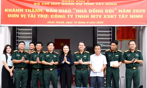 Bàn giao nhà đồng đội cho quân nhân có hoàn cảnh khó khăn