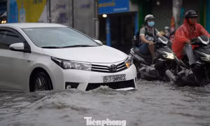 Mưa lớn giờ cao điểm ở TPHCM, đường mênh mông nước