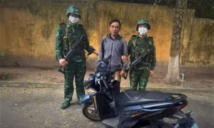 Bắt đối tượng đưa xe máy trộm cắp qua biên giới