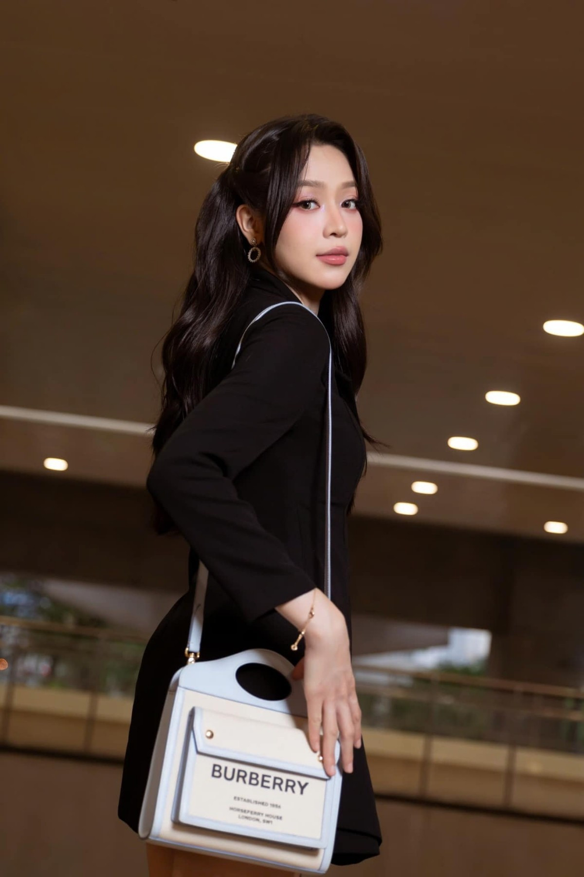 Hoa hậu Thanh Thủy khoe bộ ảnh thời trang đầy phóng khoáng đúng