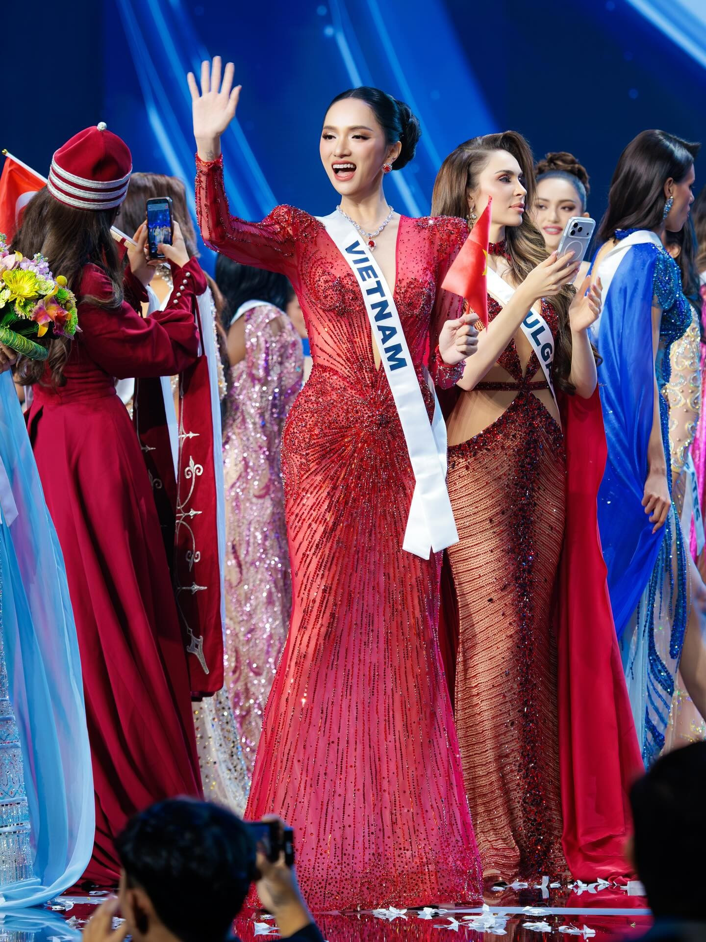 Khoảnh khắc xúc động của Hương Giang trên sân khấu Chung kết Miss Universe 2025 | Báo điện tử Tiền Phong