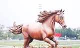 Linh vật 8 ngựa phi nước đại giữa trung tâm tỉnh Bắc Ninh gây chú ý