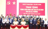 Quân ủy Trung ương – Bộ Quốc phòng tổ chức trao 99 tượng Bác Hồ tặng các xã, phường tỉnh Bắc Ninh.