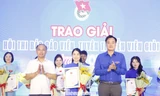 Ban tổ chức trao giải Nhất cho thí sinh Nguyễn Thị Phương Thảo. Ảnh: Nguyễn Thắng