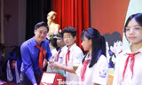 Lãnh đạo Tỉnh Đoàn Bắc Ninh trao quà tặng các em có hoàn cảnh khó khăn vươn lên học giỏi. Ảnh: Nguyễn Thắng