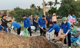 Sức trẻ tỉnh Bắc Ninh cùng chung tay hỗ trợ đắp đê Đẩu Hàn, góp phần bảo vệ cuộc sống người dân.