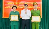 Lãnh đạo xã Yên Thế khen thưởng tân binh Vũ Tuấn Quyết (bên trái) và công an xã.