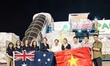 Tiếp nhận khoảng 18 tấn hàng viện trợ bão lũ từ Chính phủ Australia ở sân bay Nội Bài.