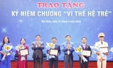 Lãnh đạo Trung ương Đoàn, tỉnh Bắc Ninh trao tặng Kỷ niệm chương “Vì thế hệ trẻ”.