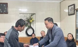 Đại diện Hội LHTN tỉnh Bắc Ninh trao tiền hỗ trợ gia đình ông Phan Trung Anh.