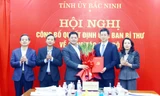 Công bố quyết định của Ban Bí thư chuẩn y Phó Bí thư Tỉnh ủy Bắc Ninh Trần Huy Phương (thứ 2 bên phải).