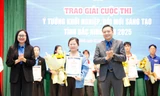 Trao giải Nhất cuộc thi ý tưởng khởi nghiệp Bắc Ninh. Ảnh: Nguyễn Thắng