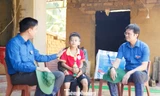 Bí thư thứ nhất T.Ư Đoàn Bùi Quang Huy (bên phải) và lãnh đạo Tỉnh Đoàn Bắc Ninh động viên gia đình em Nông Bảo An sớm vượt qua khó khăn do lũ lụt. Ảnh: Nguyễn Thắng