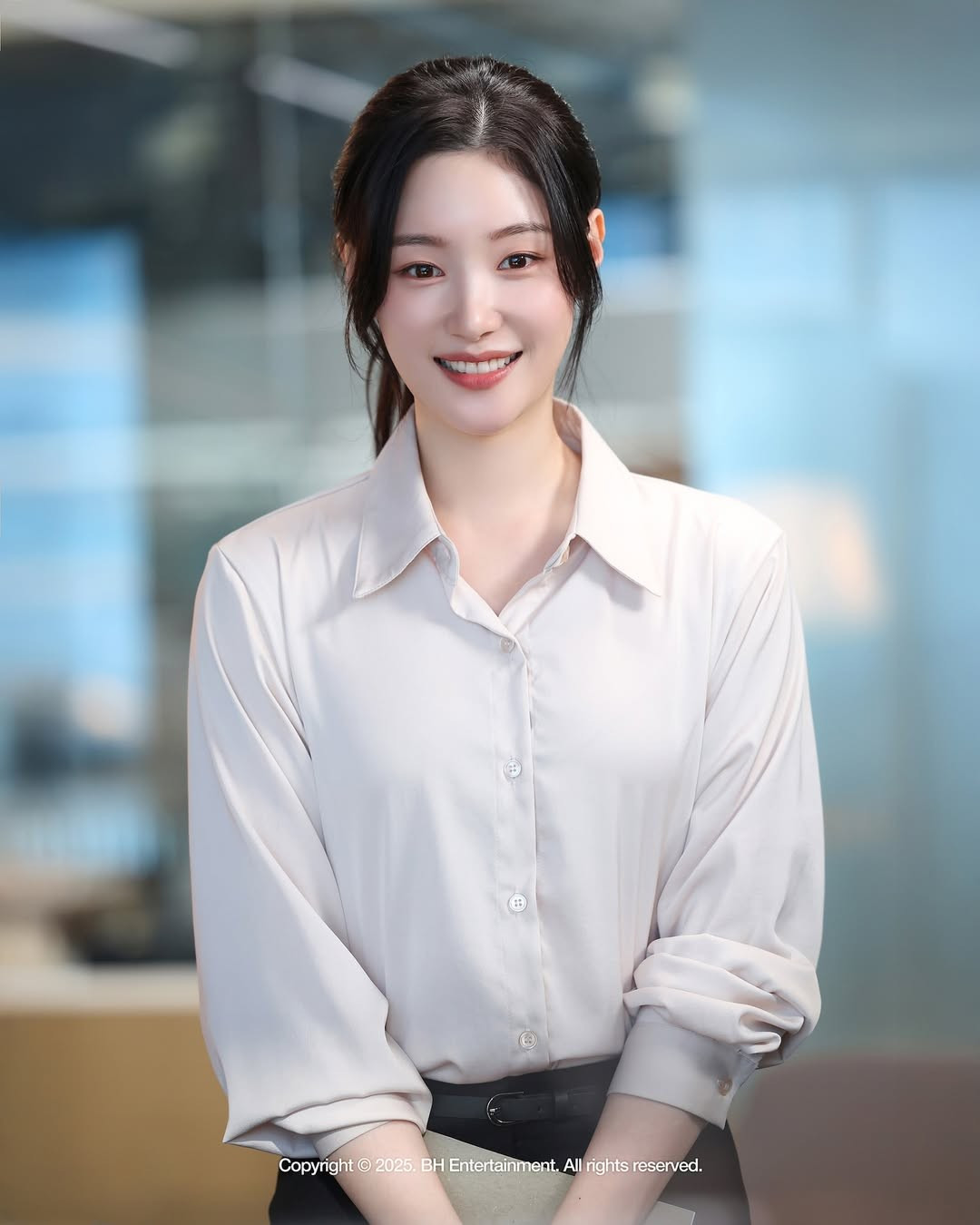 "nữ luật sư" Jung Chae-yeon phối đồ trong "<mark class=