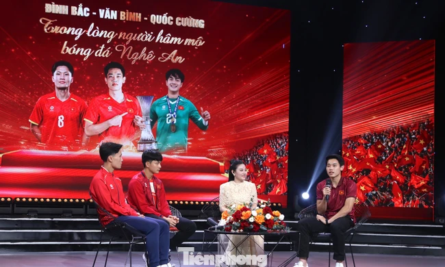 Đình Bắc, Văn Bình và Quốc Cường tiết lộ mẫu bạn gái với người hâm mộ