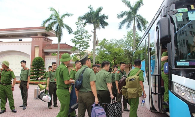Mưa lũ tàn phá bản làng, 100 cán bộ công an Nghệ An xuất quân