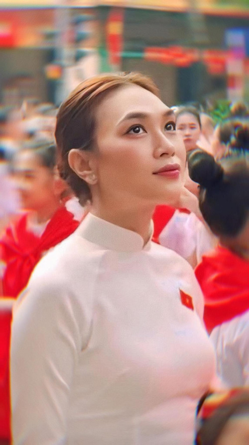 Mỹ Tâm diện áo dài tinh khôi, tóc búi gọn gàng, trang điểm nhẹ tiến vào Lễ đài Quảng trường Ba Đình. 543421579-1301175458055735-873033269049321319-n.jpg