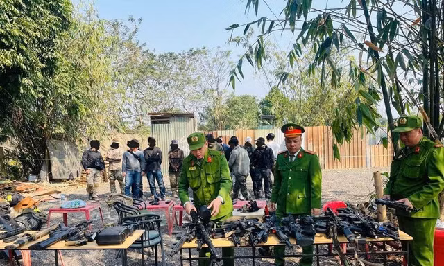 Hà Nội: Thu giữ 42 khẩu súng bắn đạn nhựa của nhóm chơi trò đánh trận giả