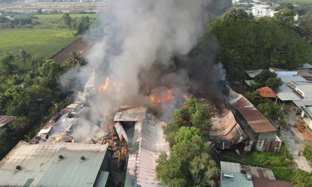 Cháy kho nệm mút gần 1.000m² ở Đồng Nai, khói đen cuồn cuộn bốc cao