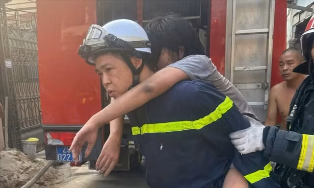 Giải cứu 3 người mắc kẹt trong ngôi nhà đang cháy ở Hà Nội