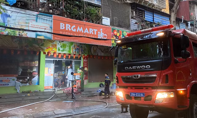 Cháy quầy thu ngân siêu thị tầng 1 khu tập thể lúc rạng sáng
