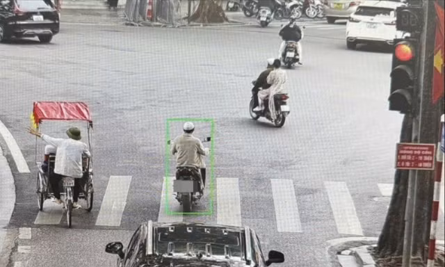 Hà Nội: Camera AI phát hiện 22 tài xế vượt đèn đỏ tại một nút giao thông ngày mùng 4 Tết